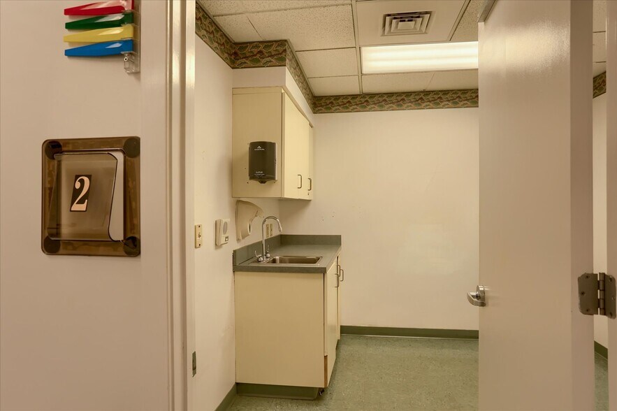 More Photos Of 1784 4th Ave, York Office For Sale
