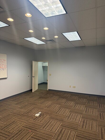 More Photos Of 5650 Bardstown Rd, Louisville Office For Lease