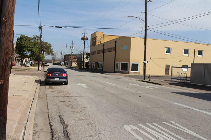 More Photos Of 302 W Defee Ave, Baytown Specialty For Sale