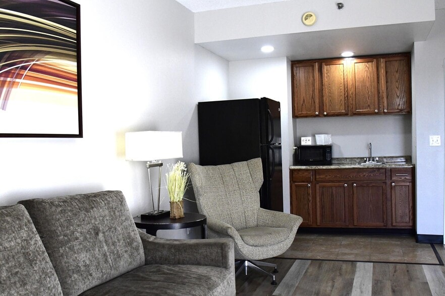 More Photos Of 2075 Highway 192 W, London Hotel For Sale