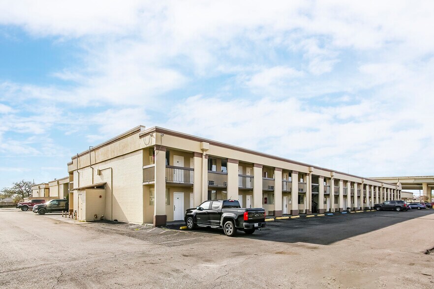 More Photos Of 2200 Westbank Expy, Harvey Hotel For Sale