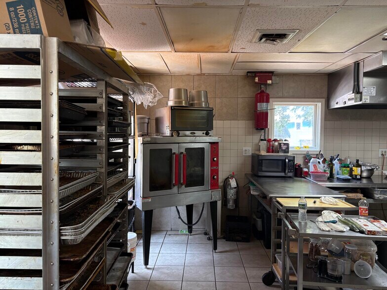 More Photos Of 125 Yantic Rd, Norwich General Retail For Sale