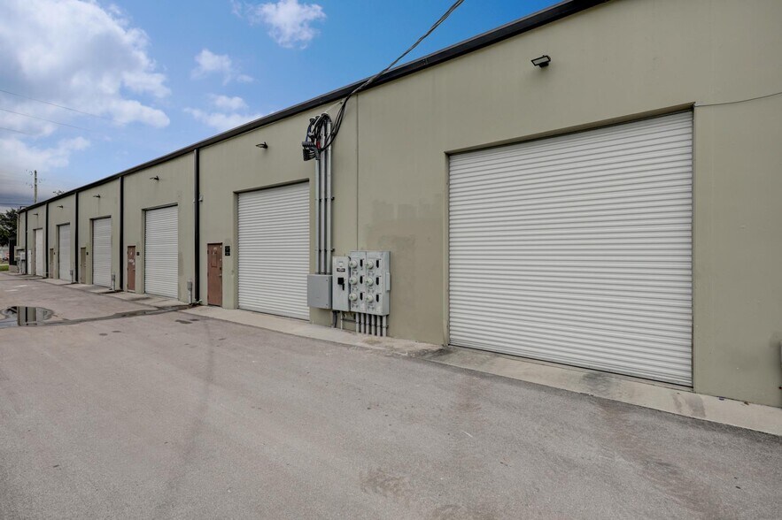 More Photos Of 201 E Douglas Rd, Oldsmar Warehouse For Lease