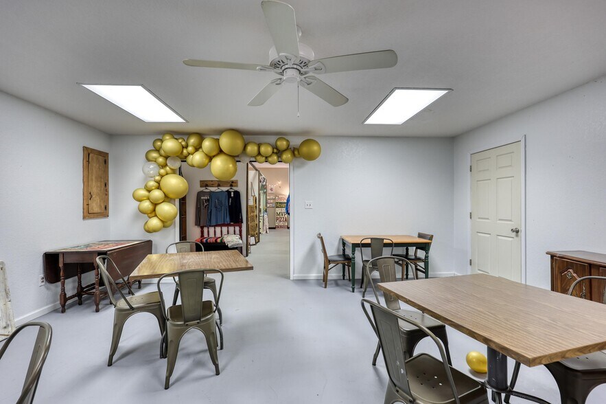 More Photos Of 8637 Oxbow Ln, Neosho Specialty For Sale