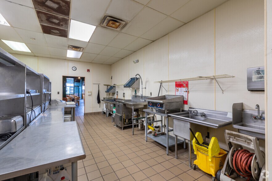 More Photos Of 1660 Fort St, Lincoln Park Bar For Sale