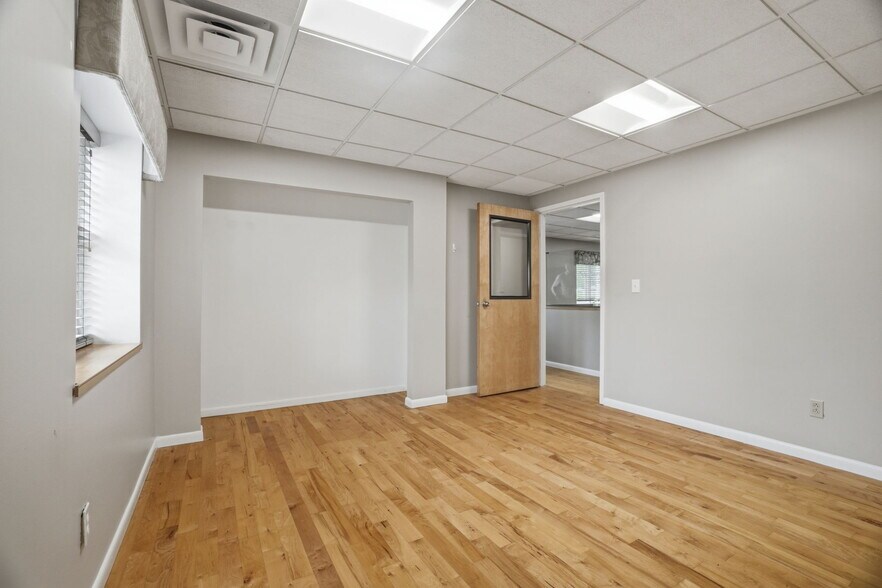 More Photos Of 16821 Park Circle Dr, Chagrin Falls Office For Sale