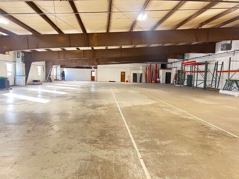 More Photos Of 2 Commerce Dr, North Branford Warehouse For Lease
