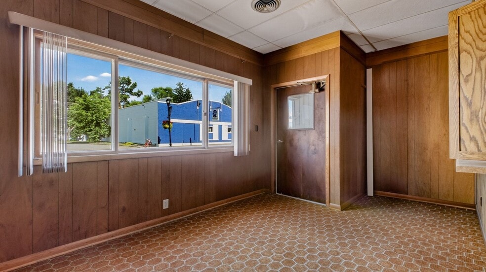 More Photos Of 113 S Main St, Greenwood Office For Sale