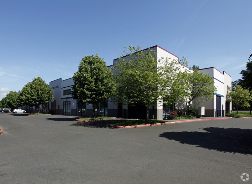 More Photos Of 1020-1080 NW Corporate Dr, Troutdale Unknown For Lease