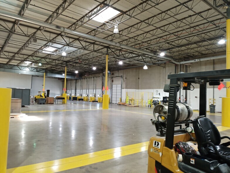 More Photos Of 9001 Sterling St, Irving Distribution For Lease