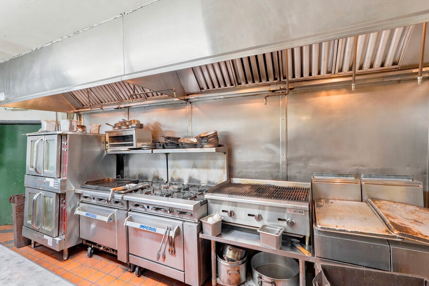 More Photos Of 1123 Walnut St, Philadelphia Bar For Sale