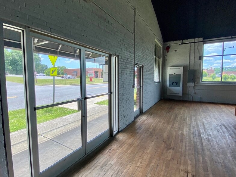 More Photos Of 201 N Main St, Catawba Warehouse For Lease