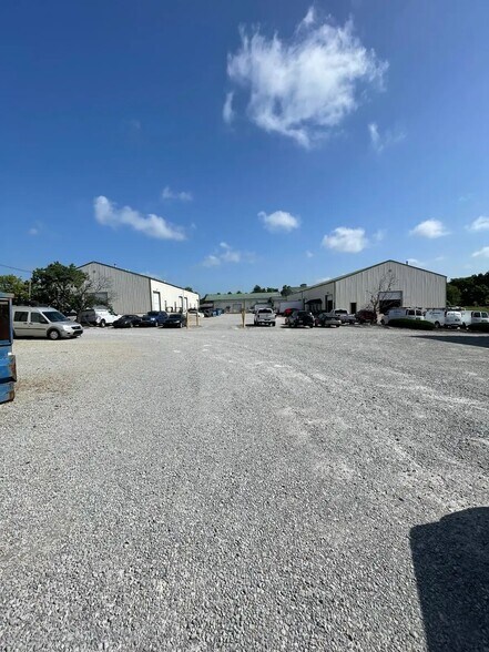 More Photos Of 6244 F Old Lagrange Rd, Crestwood Warehouse For Lease