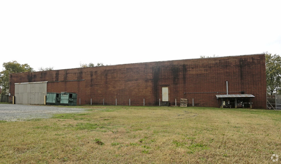 More Photos Of 2105 Maple Ave, Burlington Warehouse For Lease