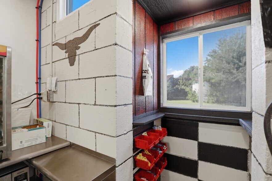 More Photos Of 112 N Chisholm Trl, Dover Restaurant For Sale