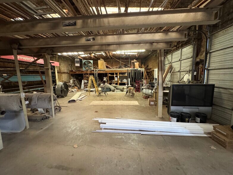 More Photos Of 1900 Crockett Rd, Palestine Storefront For Sale