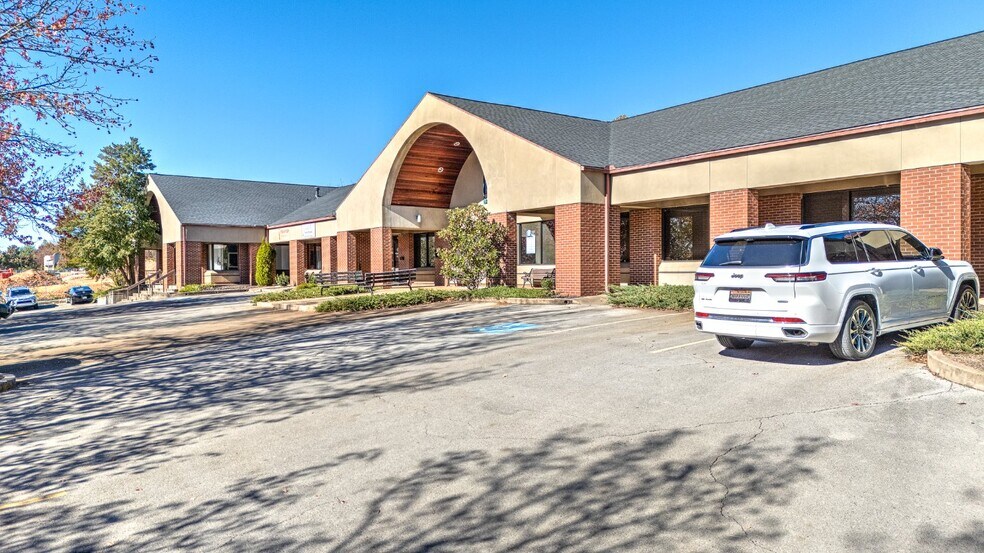 More Photos Of 4083 N Shiloh Dr, Fayetteville Office For Sale