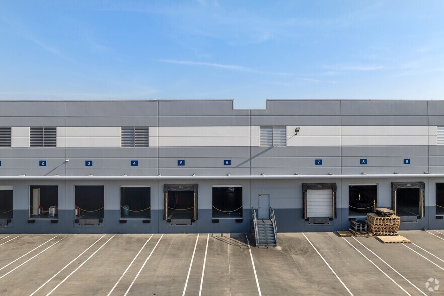 More Photos Of 11710 North Freeway, Houston Unknown For Lease