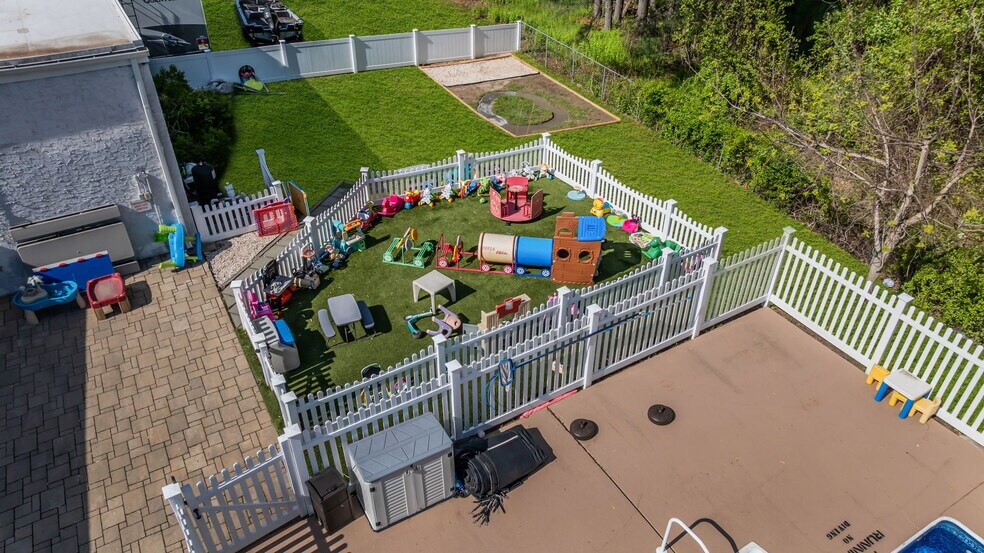 More Photos Of 321 W Farms Rd, Farmingdale Daycare Center For Sale