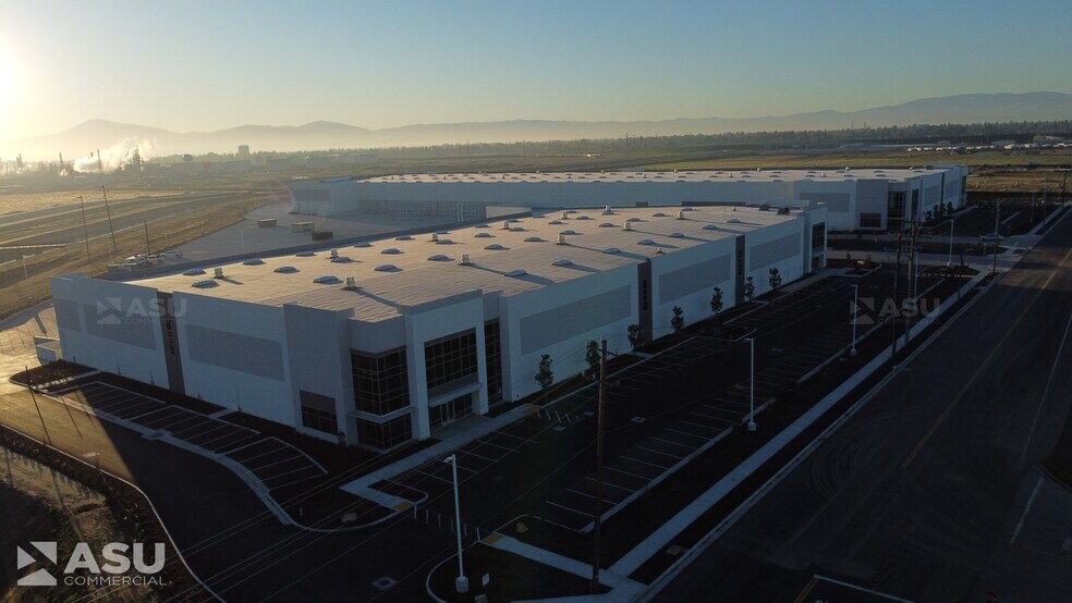 More Photos Of 2204 Coffee Rd, Bakersfield Showroom For Lease