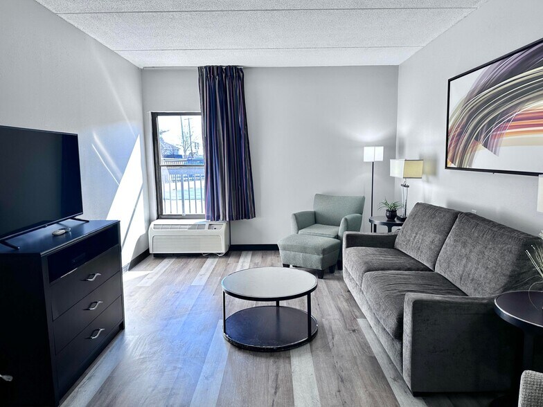 More Photos Of 2075 Highway 192 W, London Hotel For Sale