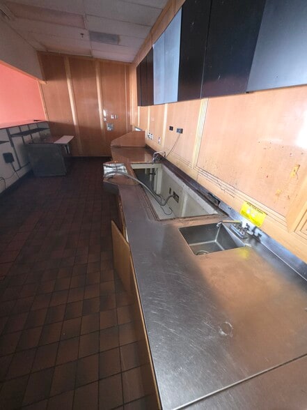 More Photos Of 1889 E Willow St, Signal Hill Freestanding For Lease