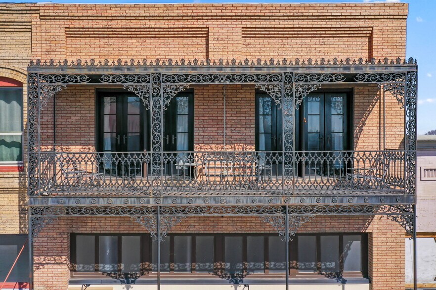 More Photos Of 118 W. Grand St, Whitewright Storefront Retail Residential For Sale