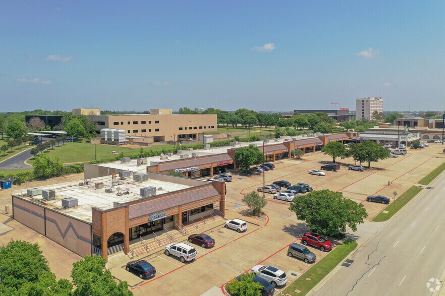 More Photos Of 1701-1833 Airport Fwy, Bedford General Retail For Lease