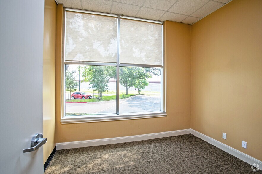 More Photos Of 912 Bastrop Hwy, Austin Office For Lease
