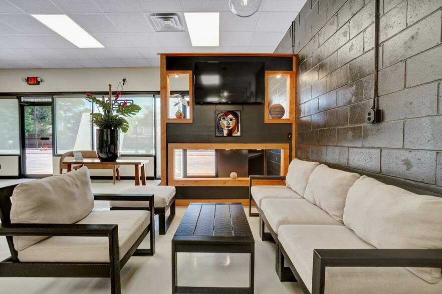 More Photos Of 3365 Dogwood Dr, Hapeville Storefront Retail Office For Lease