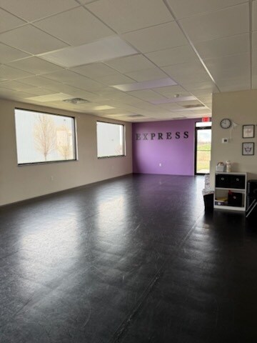 More Photos Of 800-814 Iowa Speedway Dr, Newton Office For Lease