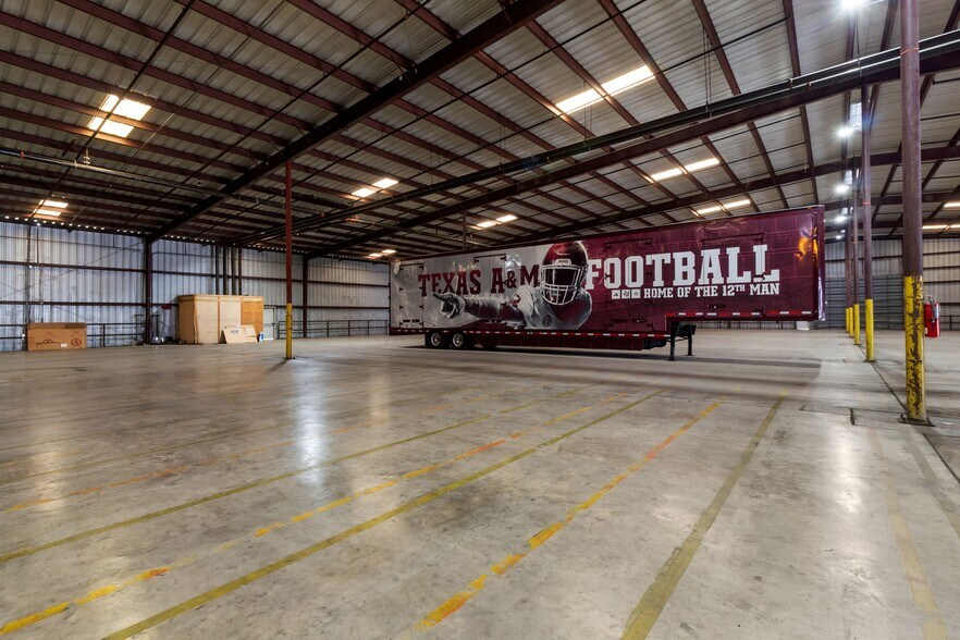 More Photos Of 202 W 15th St, Bryan Industrial For Lease