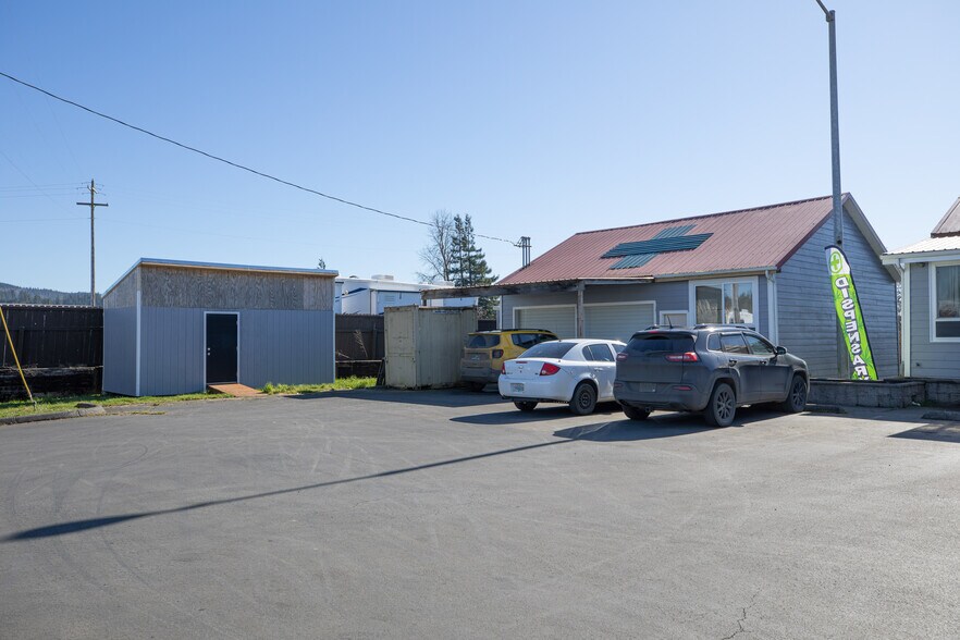 More Photos Of 751 Riverside Dr, Coquille Showroom For Sale