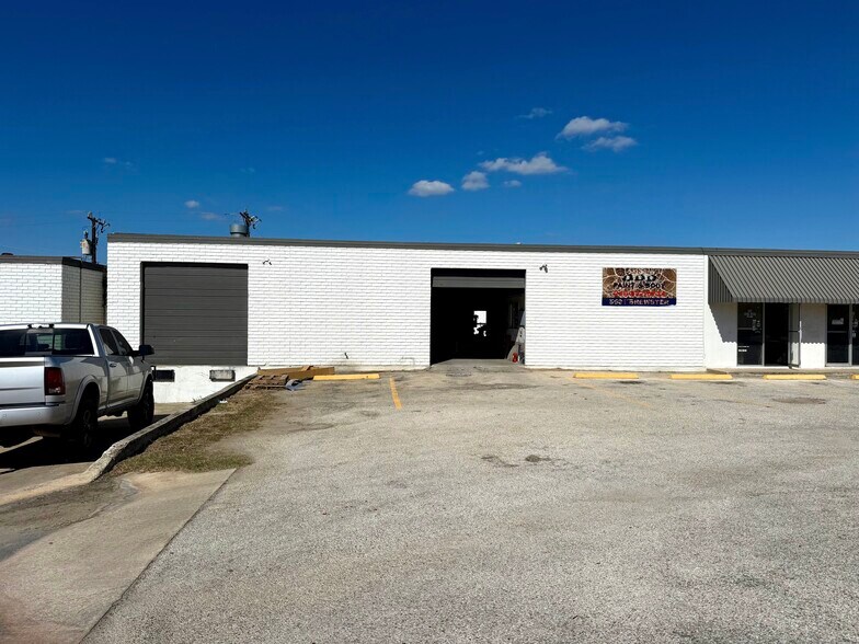 More Photos Of 5501-5505 Brewster St, San Antonio Warehouse For Lease