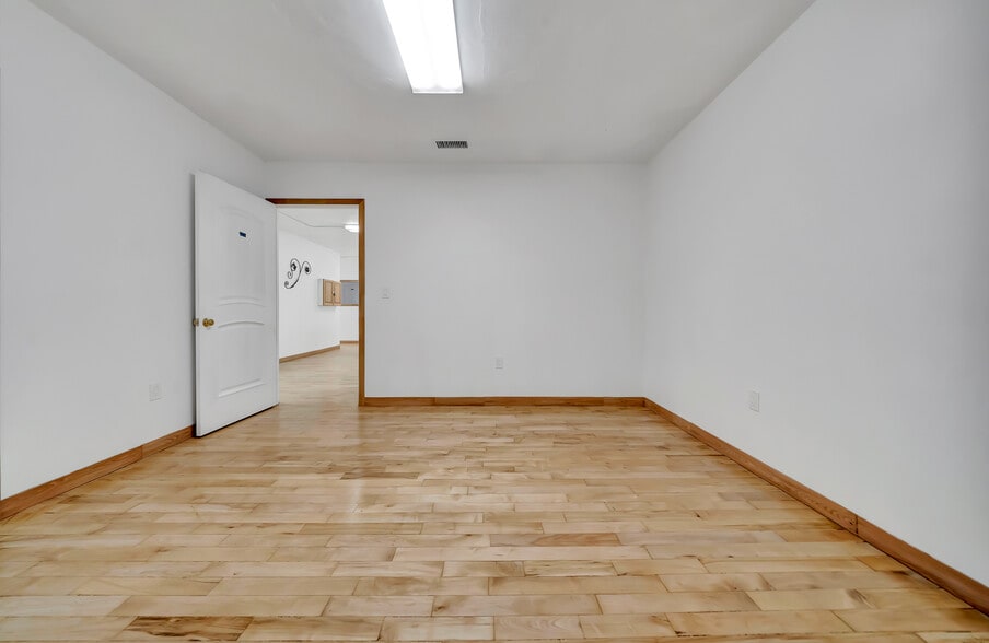 More Photos Of 830 S Main St, Santa Ana Freestanding For Sale