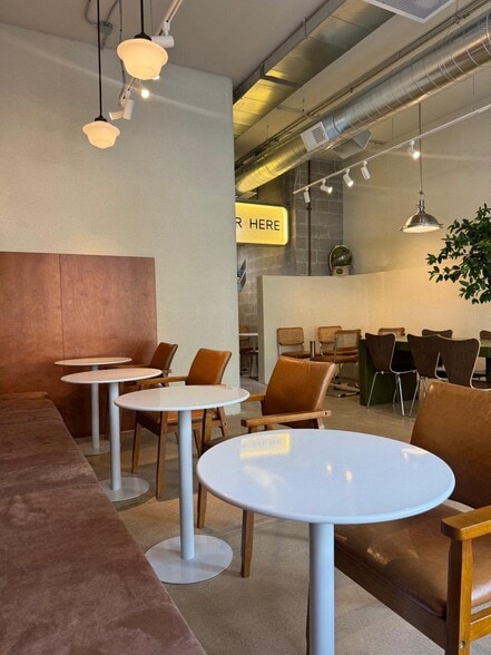 More Photos Of 3056 N Lincoln Ave, Chicago General Retail For Sale
