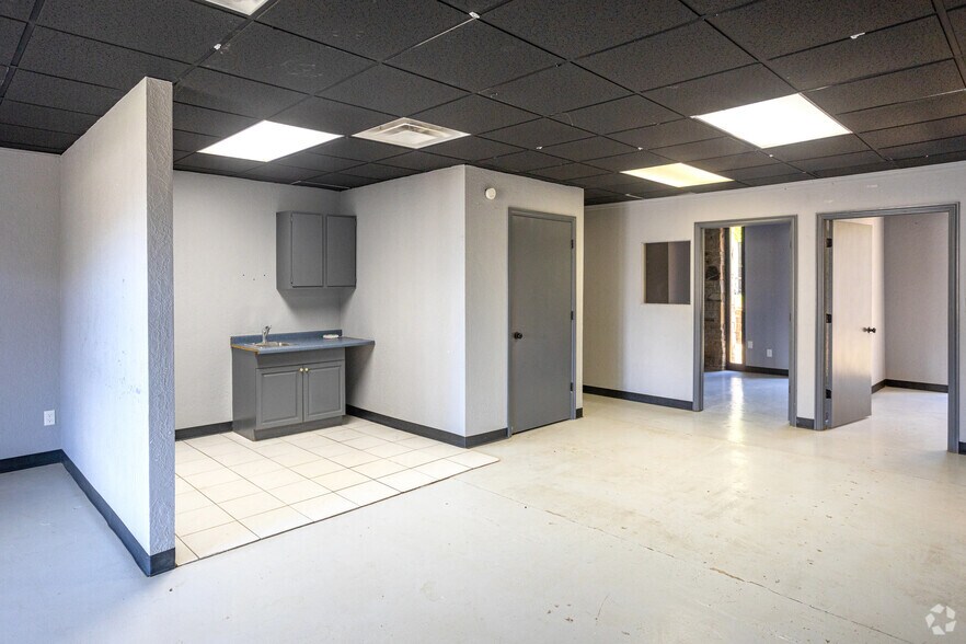 More Photos Of 7901 NE 10th St, Midwest City Office For Sale