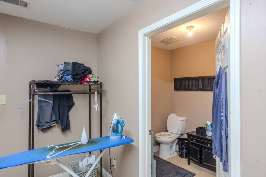 More Photos Of 244 N College St, Statesboro Flex For Sale