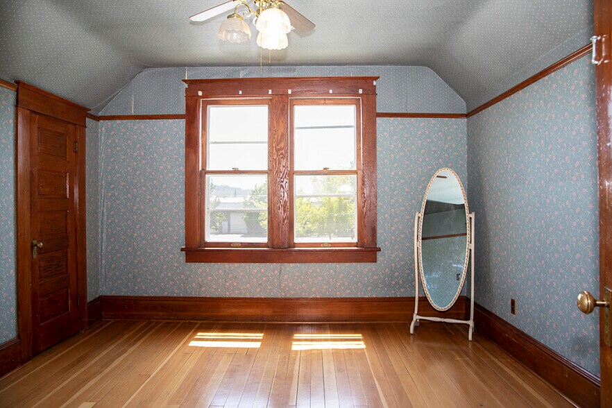 More Photos Of 139 SW I St, Grants Pass Specialty For Sale