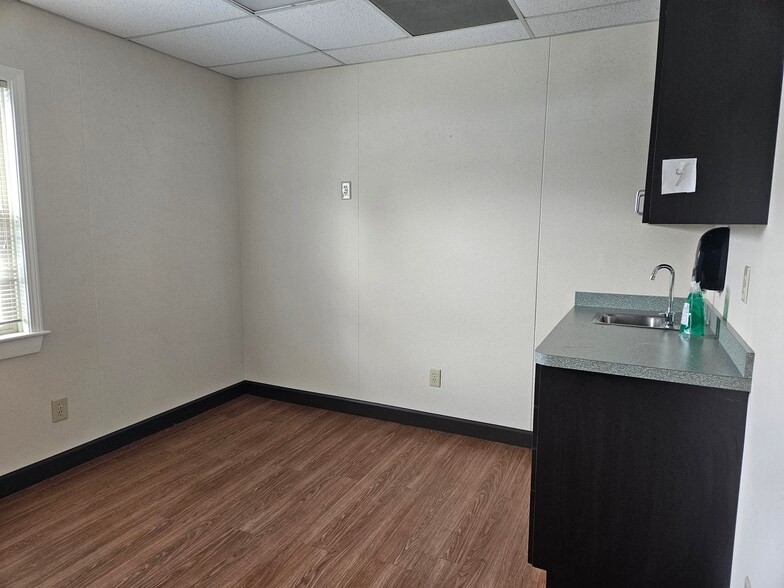More Photos Of 4700 Mcleod Dr E, Saginaw Medical For Lease