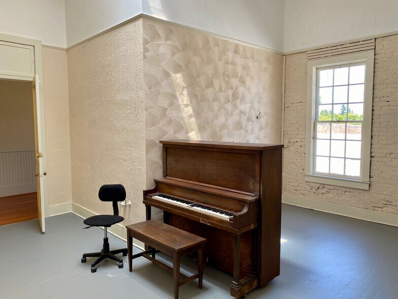 More Photos Of 203-207 E Main St, Hillsboro Storefront Retail Office For Sale