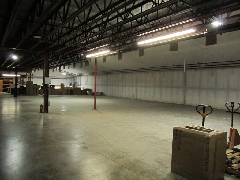 More Photos Of 260 Victoria Rd, Youngstown Warehouse For Lease