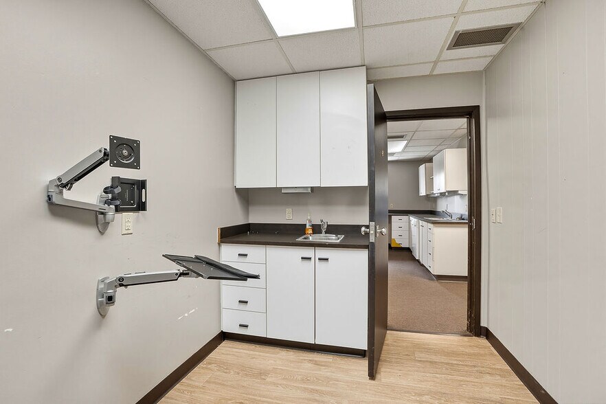 More Photos Of 1414 Arlington St, Ada Medical For Lease