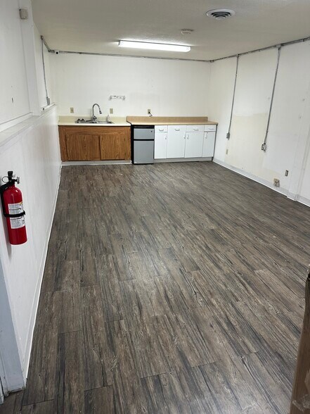 More Photos Of 3 Robinson Rd, Bow Light Distribution For Lease