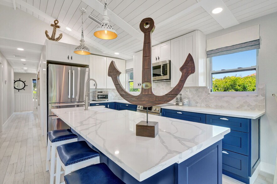 More Photos Of 193 Cocohatchee St, Naples Specialty For Sale