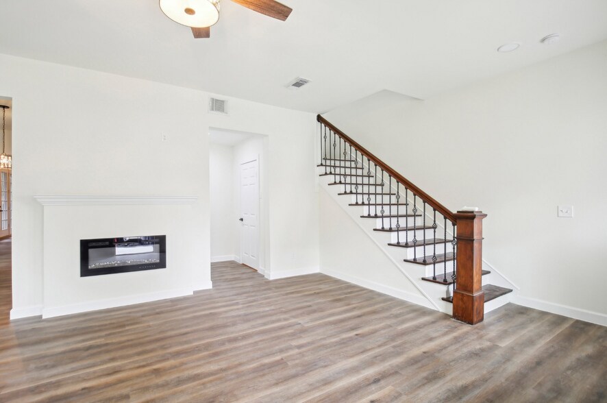 More Photos Of 108 W 10th 1/2 St, Houston Storefront Retail Office For Sale