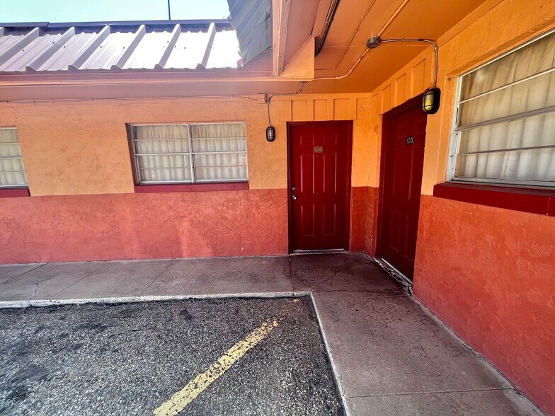 More Photos Of 215 N Broadway St, Post Hotel For Sale