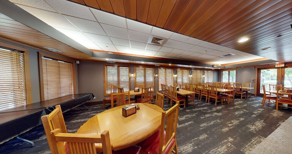More Photos Of 300 Veterans Pky, Bolingbrook Restaurant For Sale