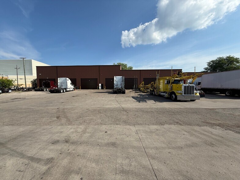 More Photos Of 2230 Ernie Krueger Cir, Waukegan Truck Terminal For Lease