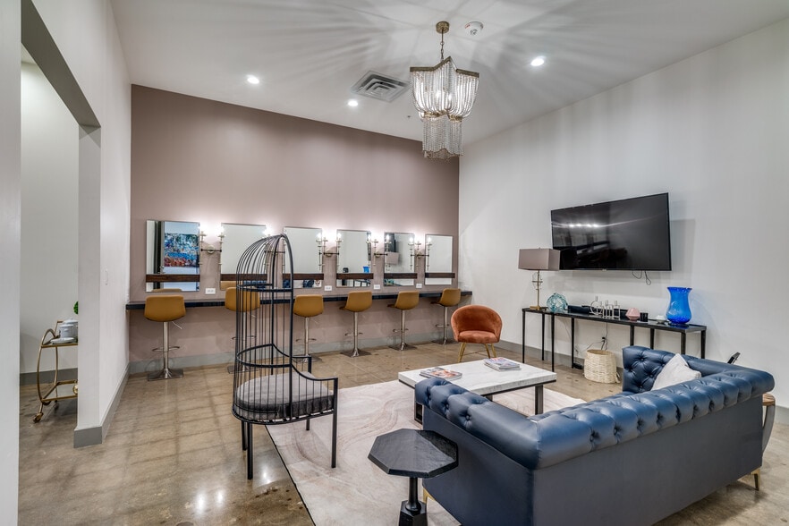 More Photos Of 1108 Quaker St, Dallas Showroom For Lease